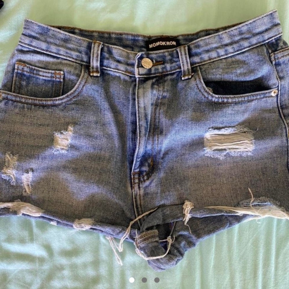 DISTRESSED JEAN SHORTS